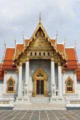 Naklejka premium Wat Benchamabophit Dusitwanaram or marble temple, it is one of Bangkok's best-known temples and a major tourist attraction.