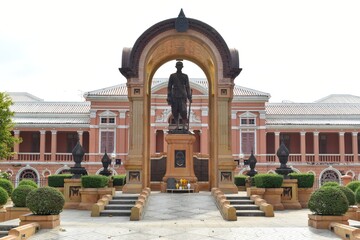 Fototapeta premium King Rama IV Monument (King Mongkut) located in front of Saranrom Royal Palace on Sanamchai Road in Bangkok, THAILAND.