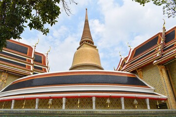 Golden pagoda and the curved walkway around the circular cloister of Wat Ratchabophit, The temple was built during the reign of King Chulalongkorn (Rama V).
