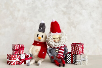 寄りそうサンタとスノーマン