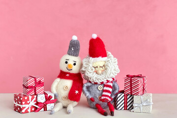 寄りそうサンタとスノーマン