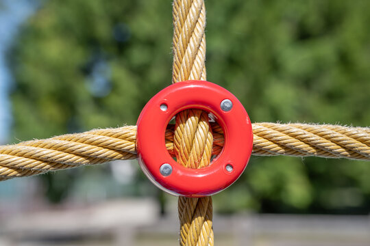 cordage de bateau jaune avec une attache ronde et rouge 