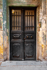 Fototapeta na wymiar Old vintage wooden door in historical district of Istanbul