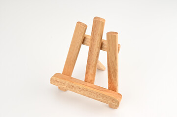 Easel with small grain from diagonally above