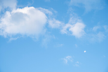 空と月