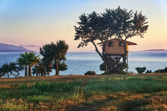 Baumhaus in Griechenland am Strand im Sonnenaufgang, horizontal 