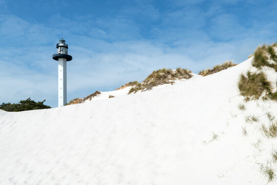 weisser Strand von Dueodde mit Leuchtturm, Bornholm, D&auml;nemark