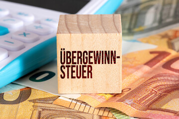 Übergewinnsteuer, Taschenrechner und Euro Geldscheine - obrazy, fototapety, plakaty
