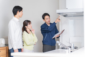 点検する業者と日本人夫婦