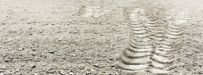 Naturalne tło pożniwnej tekstury gleby z śladem opony traktora. Lato, jesień.