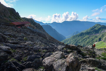 日本百名山の槍ヶ岳と山荘と登山者
