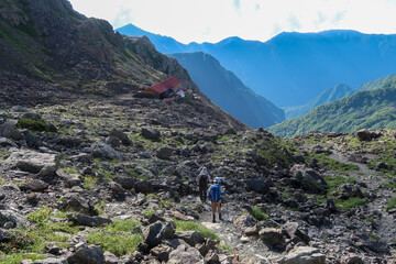 日本百名山の槍ヶ岳と山荘と登山者
