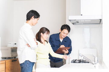 点検する業者と日本人夫婦