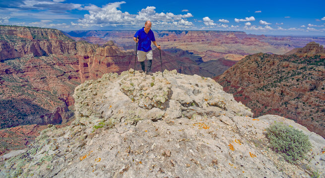 Man hiking on a cliff along Buggeln Hill Trail halfway between Grandview Point and the Sinking Ship, Grand Canyon National Park, Arizona, USA