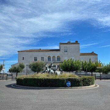 Matador and bull statue on a roundabout, Saintes-Maries-de-la-Mer, Camargue, Bouches du Rhone, Provence-Alpes-Cote d'Azur, France