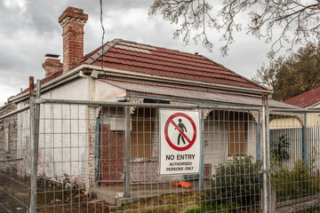 Sign Icon No Entry Authorised Persons Only on a fence old abandoned house  Bendigo, Vic, Australia - obrazy, fototapety, plakaty