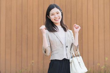 屋外のビジネスウーマンのポートレート