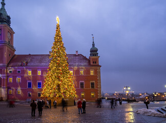 Obraz premium Beautiful illuminated Christmas Tree in the old town of Warsaw