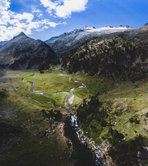 Vista aérea del Plan de Aigualluts, junto al Aneto, cima de los Pirineos (Huesca, Aragón, España)