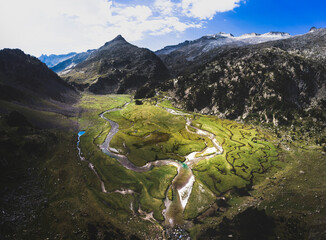Vista aérea del Plan de Aigualluts, junto al Aneto, cima de los Pirineos (Huesca, Aragón, España)