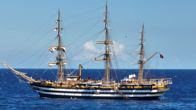 La nave scuola Amerigo Vespucci della Marina Militare Italiana, utilizzata per l'addestramento dei cadetti. Ripresa aerea con drone