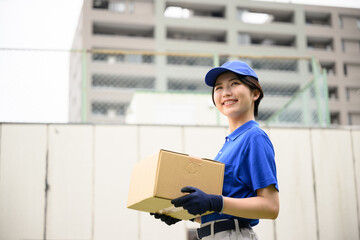 街に配達する引っ越し屋さんのイメージ　