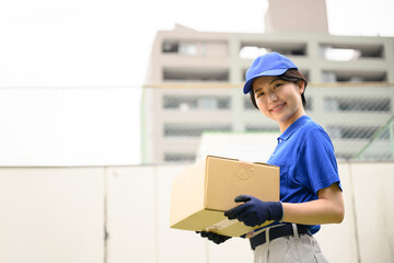 街に配達する引っ越し屋さんのイメージ　カメラ目線