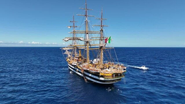 La nave scuola Amerigo Vespucci della Marina Militare Italiana, utilizzata per l'addestramento dei cadetti. Ripresa aerea con drone