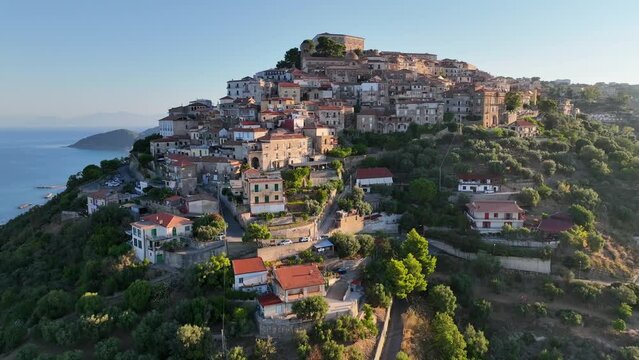 Castellabate, borgo antico della costa del Cilento.
Vista aerea del centro storico di Castellabate che affaccia sul mare del sud Italia.