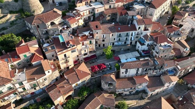 Castellabate, borgo antico della costa del Cilento.
Vista aerea del centro storico di Castellabate che affaccia sul mare del sud Italia.