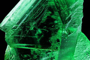 Simulazione di un campione di kryptonite verde, minerale immaginario del mondo dei fumetti. Still life isolato su fondo nero