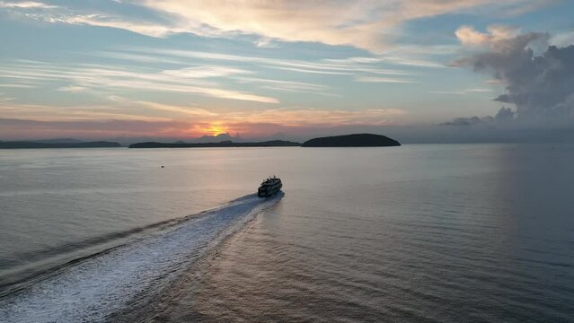 Traghetto che naviga nel golfo di Napoli. Italia.
Vista aerea di una nave passeggieri all'alba tra Ischia e Procida.