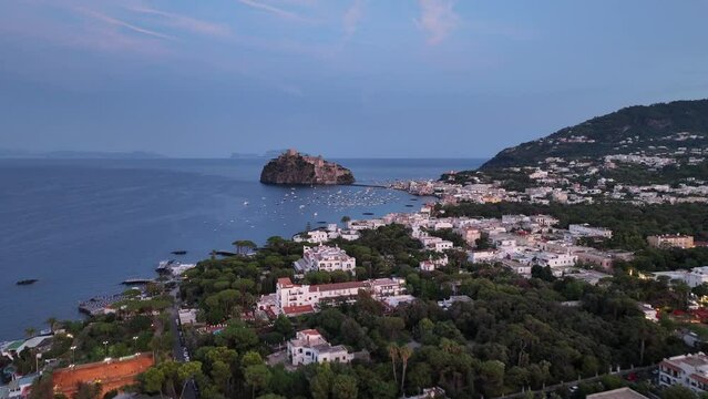 il Castello Aragonese di Ischia Ponte, Isola di Ischia. Italia.
Spettacolare ripresa con drone sullo sfondo di Capri.