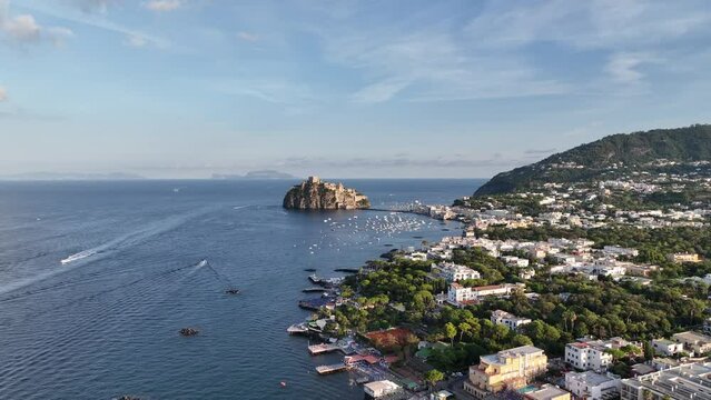 il Castello Aragonese di Ischia Ponte, Isola di Ischia. Italia.
Spettacolare ripresa con drone sullo sfondo di Capri.