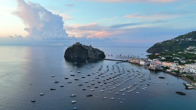 il Castello Aragonese di Ischia Ponte, Isola di Ischia. Italia.
Spettacolare ripresa con drone sullo sfondo di Capri.