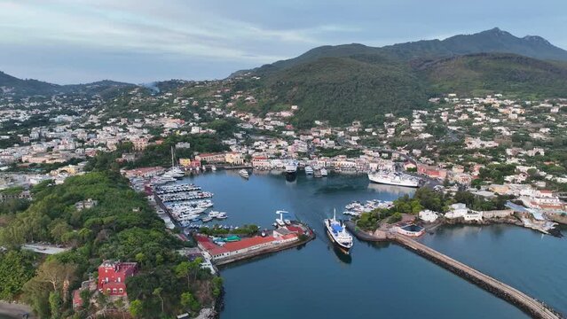 Isola di Ischia, Italia. Traghetto esce dal porto del golfo di Napoli. Italia.
Vista aerea di una nave passeggieri all'imboccatura del porto di Ischia