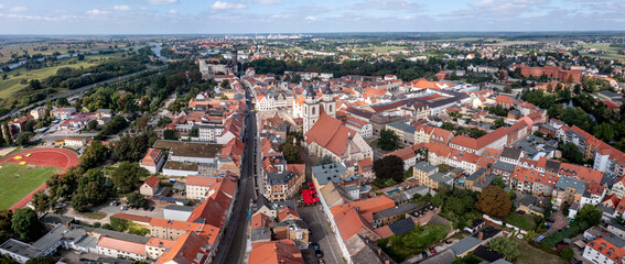Bild von oben, historischen Stadtkirche, Blick über den Marktplatz und Fachwerkhäuser zur...