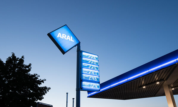 Aral Tankstelle Tanks&auml;ule mit aktuellen Benzinpreisen am Abend