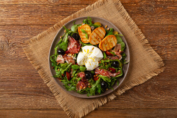 Salad with burrata cheese and croutons.