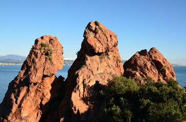 France, côte d'azur, roches de l'Estérel face à la baie de Cannes.