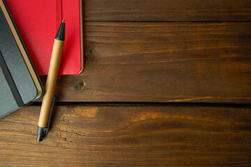 notatniki na drewnie z długopisem
