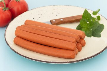 tas de saucisses cuites dans une assiette