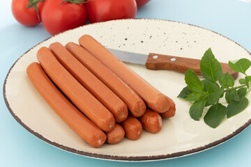 tas de saucisses cuites dans une assiette