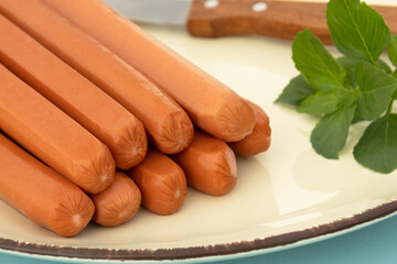 tas de saucisses cuites dans une assiette