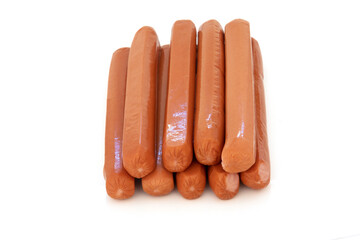 tas de saucisses cuites isolées sur fond blanc