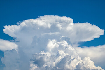 énorme nuage dans le ciel bleu