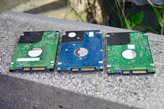 Old Laptop Disks Are Out Of Date. But Also Widely Used