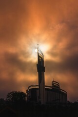 Bazylika Najświętszego Miłosierdzia w krakowskich Łagiewnikach ze słońcem koło wieży