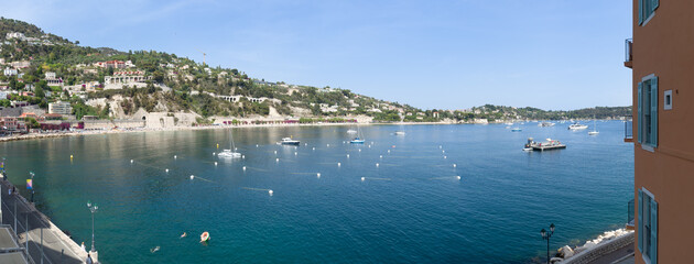 Bucht von Villefranche-sur-Mer an der französischen Riviera an einem Sommertag