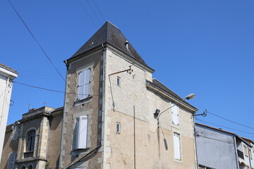 Fototapeta na wymiar Batiment typique, vue de l'extérieur, ville de Périgueux, département de la Dordogne, France